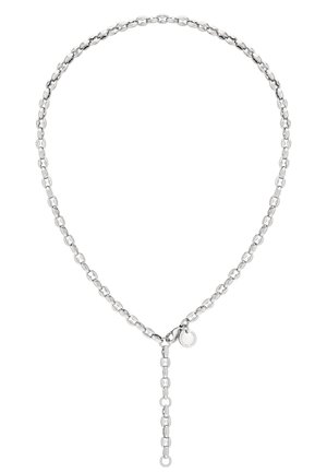 Zilveren ketting met ovale schakels en een verstelbare verlengketting die eindigt in een klein rond label.