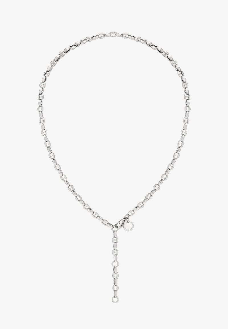 Collier chaîne en argent avec des maillons ovales et une chaîne d'extension réglable se terminant par une petite étiquette ronde.