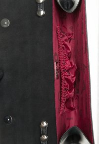 Borsa in suede nera con interni color amaranto. Presenta accessori in argento, una tasca in tessuto arricciato e un motivo decorativo sulla fodera.