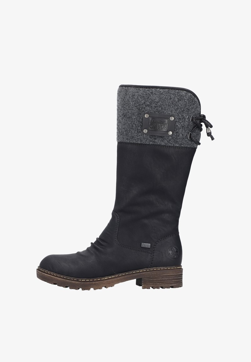 Czarne skórzane kozaki sięgające do kolan z szarym filcowym mankietem, teksturowana powierzchnia, detale ze sznurowaniem po boku i brązowy, warstwowy obcas. Srebrne akcenty metalowe.