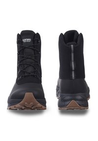 Czarne buty trekkingowe z gładką syntetyczną cholewką, gumową podeszwą oraz teksturowaną śródpodeszwą. Posiadają zapięcia na sznurówki oraz odblaskowy pasek z tyłu.