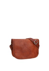 Brun læder crossbody taske med klaplukning, justerbar strop og kontrasterende søm. Glat tekstur med en let glans.