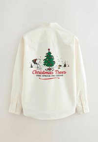 Weißes Langarmshirt mit Snoopy und Woodstock, die Hüte tragen, in der Nähe eines geschmückten Weihnachtsbaums, Text "Weihnachtsbäume Kiefer Fichte Zeder."