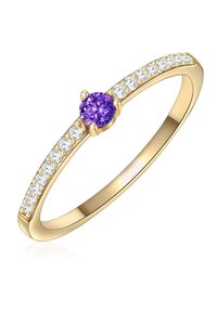 Kuld rõngas, mille keskel on ümmargune lilla kalliskivi, mida ääristavad väikesed selged kivid rõnga külgedel. Sile viimistlus, õrn disain.