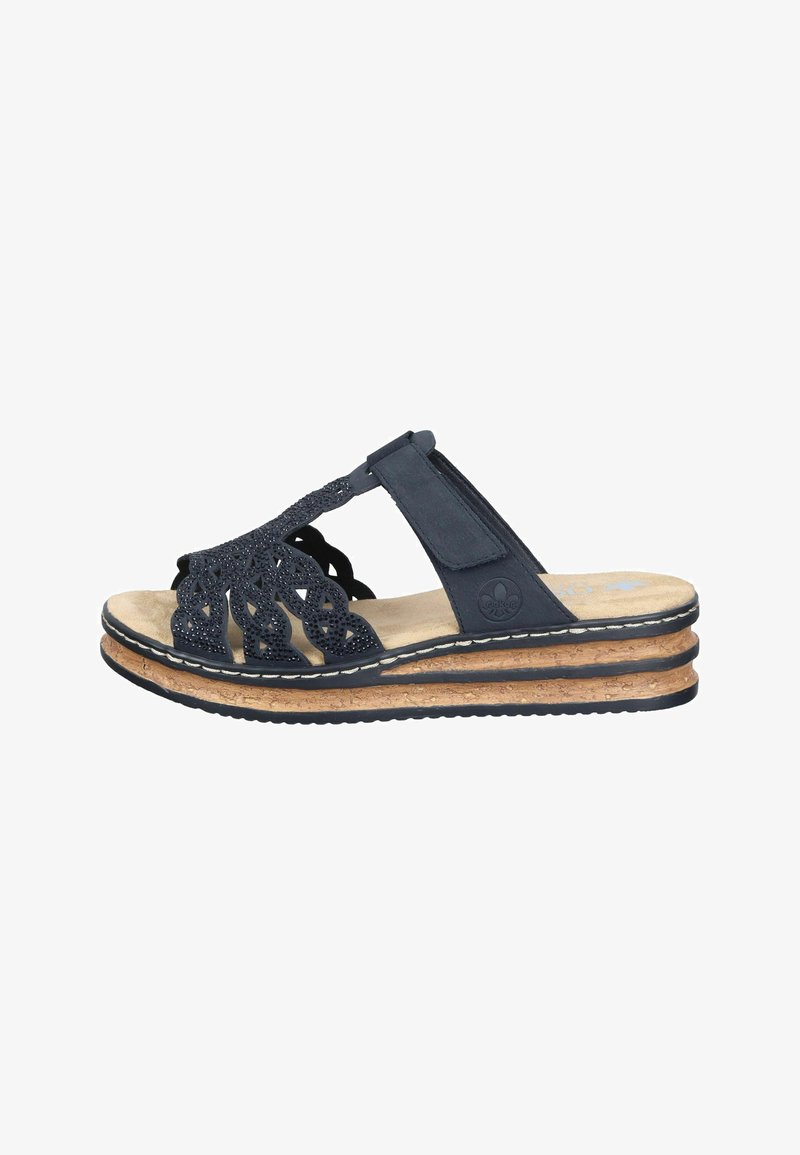 Sandale compensée bleu marine avec des brides décoratives à découpes, fermeture velcro, semelle intérieure rembourrée et semelle en liège superposée.