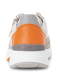 De schoen heeft een beige bovenwerk met een gestructureerde, leren oranje accent bij de hiel, grijze details en een witte zool met een patroon in de loop.