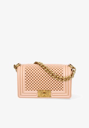 Borsa strutturata in pelle rosa chiaro con un motivo a perline testurizzate. Presenta una tracolla in catena dorata e una chiusura in hardware dorato ben in evidenza.