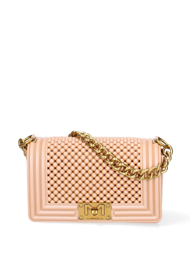 Sac structuré en cuir rose clair avec un motif de perles texturé. Il est doté d'une chaîne en or et d'un fermoir en or bien en vue.