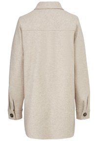 Beige, wollenachtige shirt met een kraag, lange mouwen en met knopen afgewerkte manchetten. Heeft een rechte achterkant met minimale stikdetails.