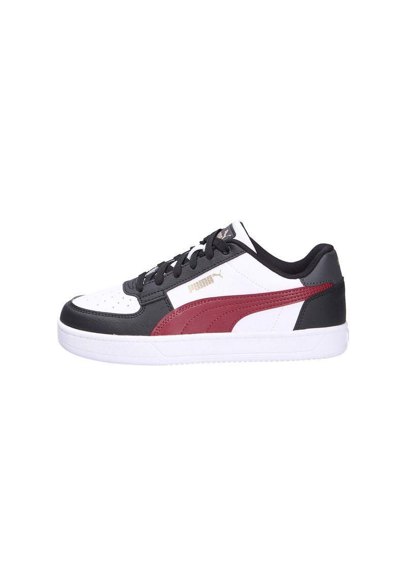 Zapatilla baja de Puma en negro, blanco y marrón con cierre de cordones y suela blanca, mostrada en perfil lateral.