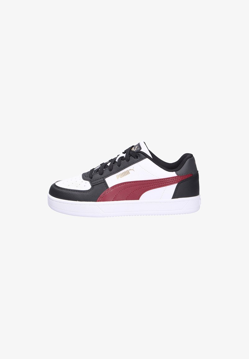 Sneaker bassa Puma in nero, bianco e bordeaux con chiusura a lacci e suola bianca, mostrata in profilo laterale.