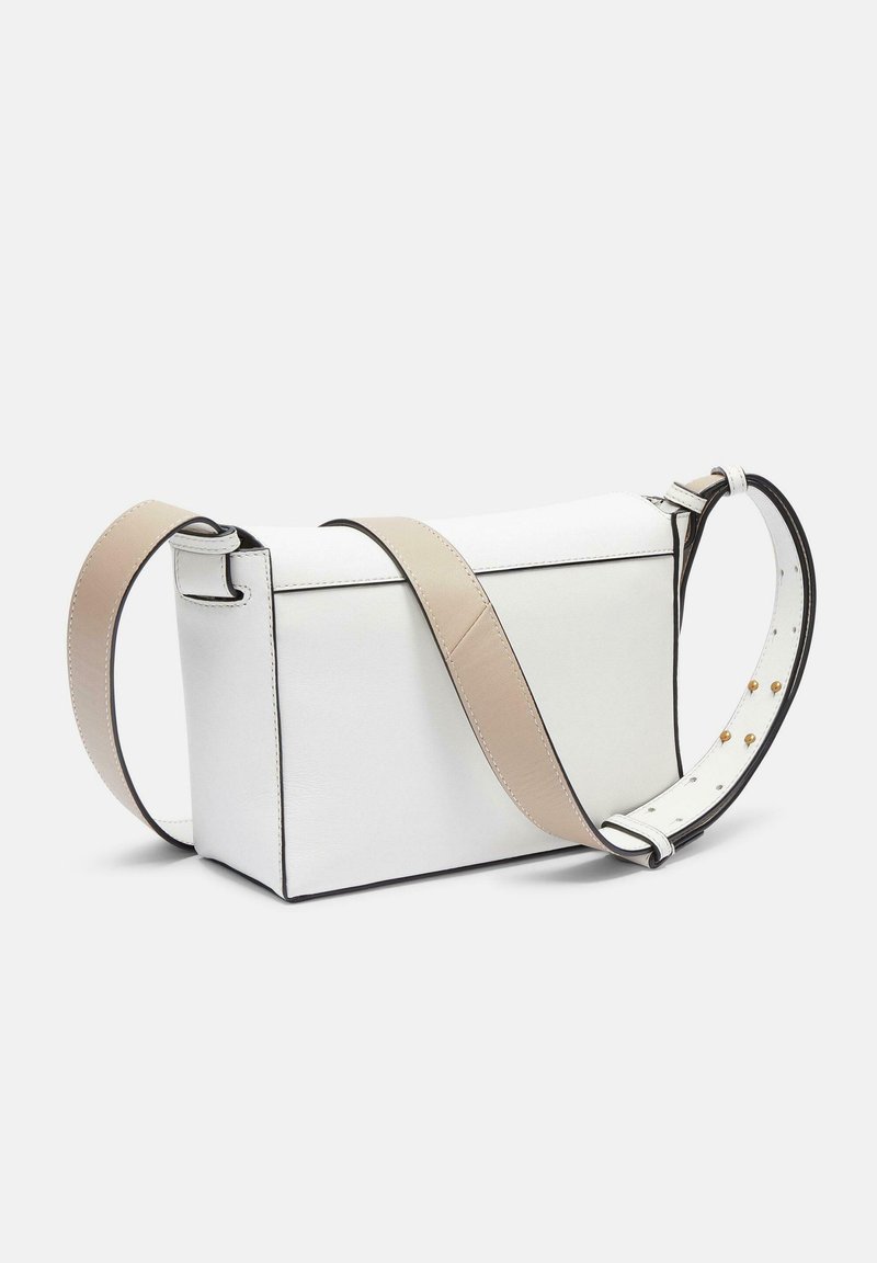 Weiße Leder-Crossbody-Tasche in rechteckiger Form, mit kontrastierendem schwarzen Stich und einem verstellbaren beigen Riemen. Texturiertes Innenfutter sichtbar.