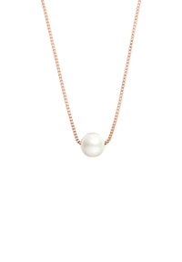 Et rosagullkjede med en rund hvit perlependant, glatt tekstur og enkelt design med minimale detaljer.