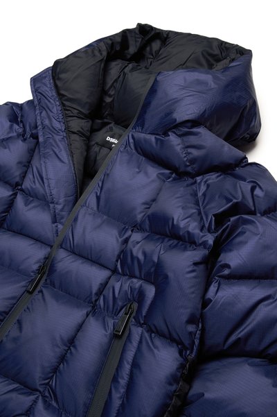 Giacca a vento blu navy con design a quadrato, dotata di cappuccio, doppie zip e una texture liscia e lucida. Fodera e dettagli neri.