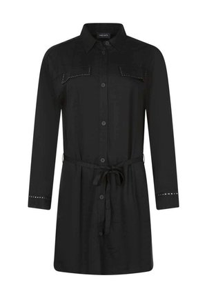 Robe-chemise noire à manches longues avec boutons, ceinture nouée à l'avant, deux poches poitrine avec détails cloutés et poignets ornés de clous.