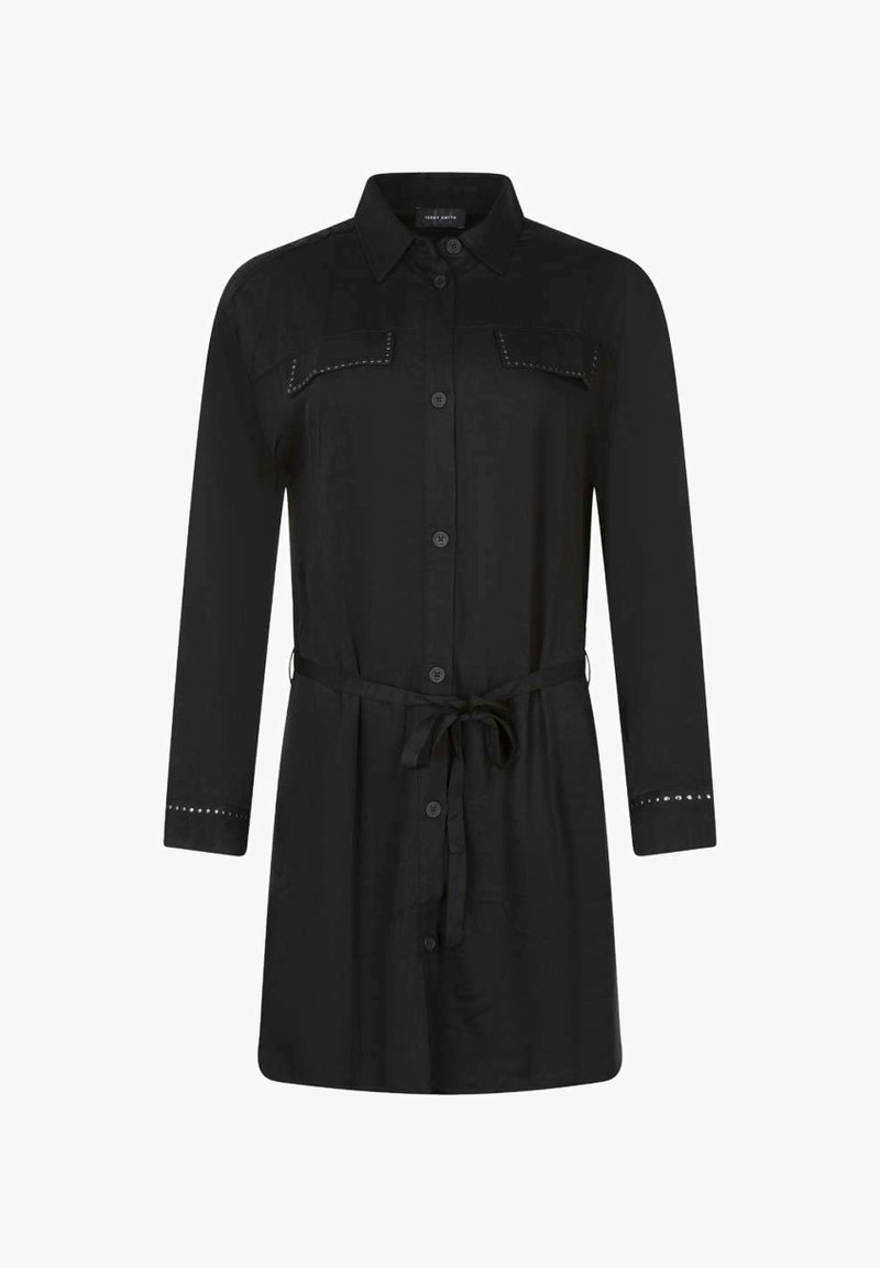 Robe-chemise noire à manches longues avec boutons, ceinture nouée à l'avant, deux poches poitrine avec détails cloutés et poignets ornés de clous.
