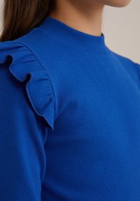 WE Fashion GERIBD MET RUCHES - Tops ar garām piedurknēm - blue