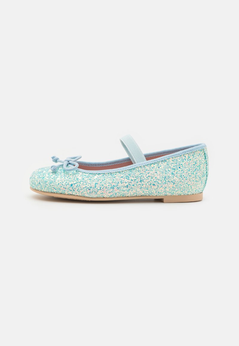 Ballerine bleue brillante avec un bout arrondi, un nœud décoratif et une sangle élastique. Dotée d'une semelle intérieure rembourrée et d'une semelle en caoutchouc plate.