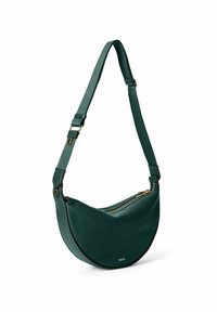 Borsa a tracolla verde in pelle con forma curva a mezzaluna, dotata di una chiusura con zip e una tracolla regolabile con dettagli in hardware dorato.