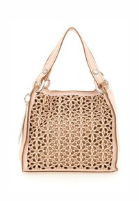 Borsa a tracolla in pelle beige con un motivo di pizzo tagliato al laser, texture liscia, doppi manici e dettagli metallici sulle cinghie.