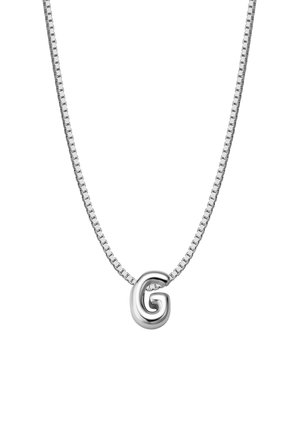 Sudraba ķēdītes kaklarota ar pulētu, skulpturālu burtu "G" piekari. Ķēdītei ir taisnstūrveida saites dizains ar elegantu apdari.