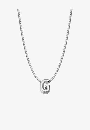 Collana in argento con pendente a forma di lettera "G" scolpita e lucida. La catena presenta un design a maglie rettangolari con una finitura elegante.