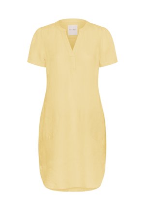 Krátký rukáv, žluté šaty s výstřihem do V, měkká lněná textura, dvě boční kapsy a volný střih, navržené pro pohodlí a univerzálnost.