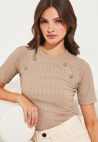 Lipsy CREW NECK SHORT SLEEVE - T-shirt print - camel
