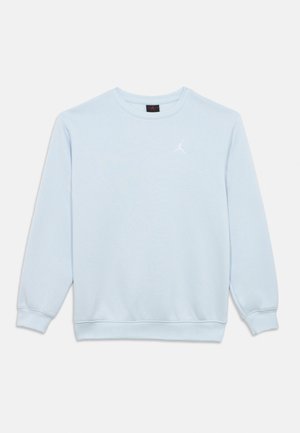 Hellblaues Sweatshirt mit Rundhalsausschnitt und langen Ärmeln, mit einem kleinen weißen Jumpman-Logo auf der linken Brust.