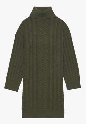 Jersey de punto de cuello alto en verde oliva con un patrón de trenzas texturizado y rayas verticales, y mangas de tres cuartos.