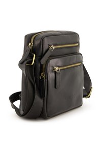 Sort læder crossbody taske med to lynlåslommer foran, justerbar rem og hardware i guldtoner. Glat overflade med kviltede detaljer.