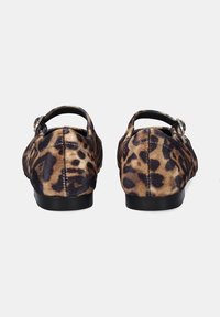 Zapatos de estampado de leopardo con acabado de tela suave, correa trasera con hebilla, forma redondeada y suela negra.