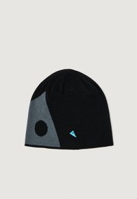 Gorro de punto en negro y gris, con un diseño geométrico que incluye un círculo negro y un acento triangular azul en el lateral.
