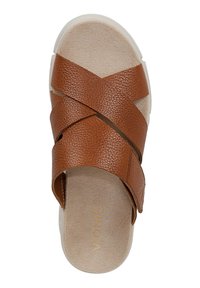 Sandalo scivoloso in pelle marrone con cinturini incrociati, soletta in camoscio e suola in gomma bianca. Presenta il logo dorato sulla soletta.