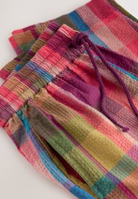 Viacfarebné kárované šortky z texturovanej bavlny. Majú šnúrkové pás, s ružovými, fialovými, zelenými a modrými štvorcami.