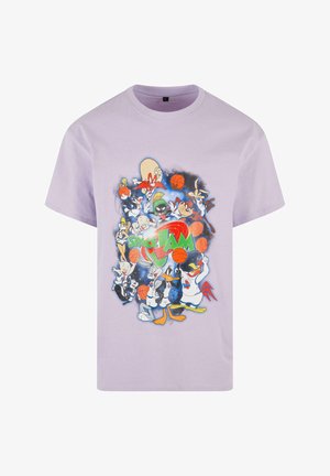 Lila pamut póló, színes "Space Jam" grafikával, amelyen mesehősök kosárlabdák és kozmikus háttér veszik körbe.