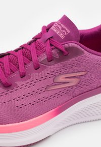 Skechers GO RUN ELEVATE 2.0 - Zapatillas - raspberry/pink