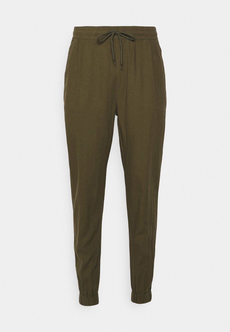 Pantaloni jogger verde oliva, leggeri, realizzati in tessuto morbido. Presentano una cintura elasticizzata con coulisse e polsini affusolati alle caviglie.