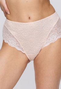 Mutande high-waisted in pizzo di un delicato color rosa. Motivo floreale, bordi ondulati e pannelli trasparenti. Parte posteriore liscia con rifiniture in pizzo dettagliate.