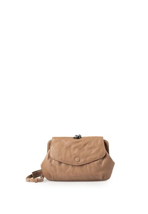 Bruine leren clutch met klep aan de voorkant en knoopsluiting, voorzien van een metalen kiss-lock sluiting en een verstelbare riem op een witte achtergrond.