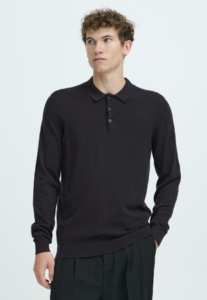 Polo de manga larga gris oscuro hecho de tejido de punto, con tapeta de botón, collar plano y puños y dobladillo acanalados.