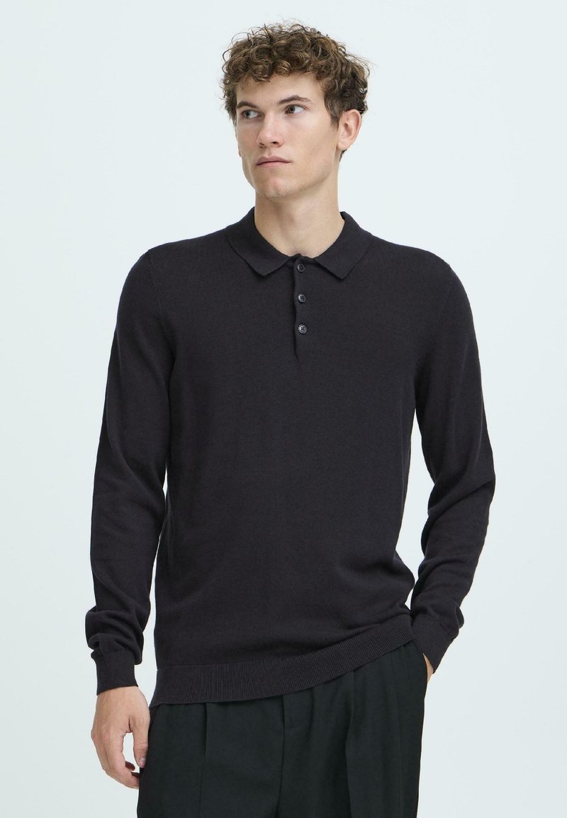 Mørkegrå langærmet polo-shirt lavet af strikket stof, med knaplukning, flad krave og ribbede mansjetter og kant.