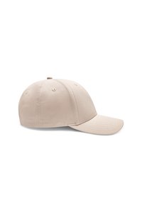 Beige színű baseball sapka ívelt billentővel, hátul állítható pánttal és mintázott anyagtextúrával. Hat szellőzőlyuk található a tetején.