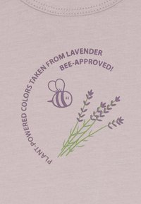 Lichtroze overhemd met een grafiek van een lavendelplant en een bij, met de tekst "Plantenkracht Kleuren Gehaald uit Lavendel Bij-Goedgekeurd!" in paars.