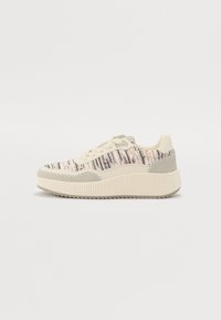 Sneakers met een gestructureerde, meerkleurige stoffen bovenkant en beige suède accenten. Dikke, geribbelde zool, platte veters en gestikte details langs de naden.