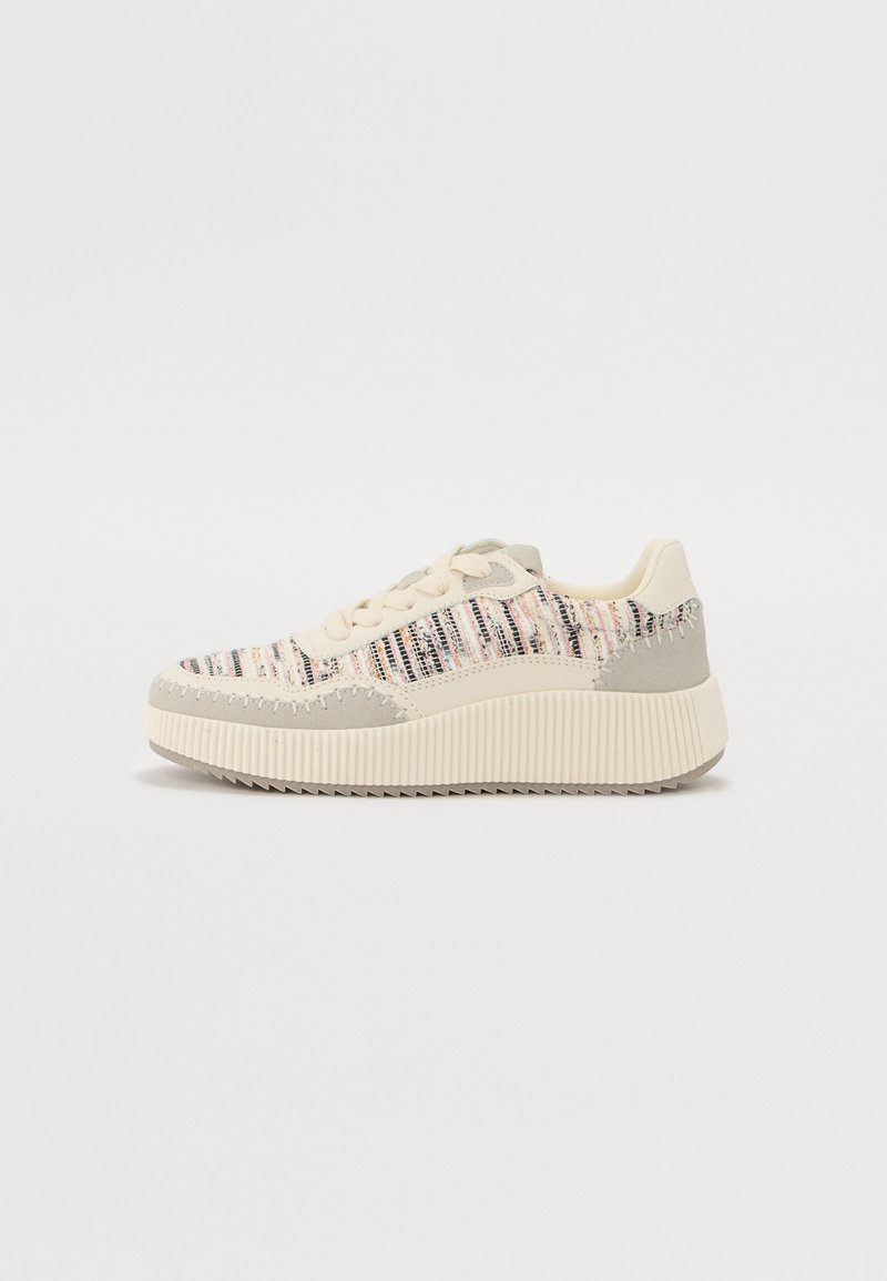 Sneakers met een gestructureerde, meerkleurige stoffen bovenkant en beige suède accenten. Dikke, geribbelde zool, platte veters en gestikte details langs de naden.