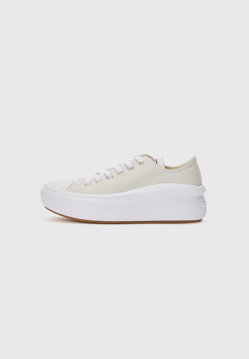 Kremfargede kanvas-sneakers med hvite snørebånd, hevet hvit gummisåle og gummisåle. Rund tå og minimale design detaljer.