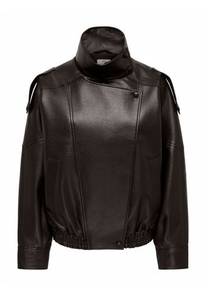 Chaqueta de cuero marrón oscuro con cuello alto, botones frontales asimétricos, cintura elástica y detalles en las correas de los hombros.