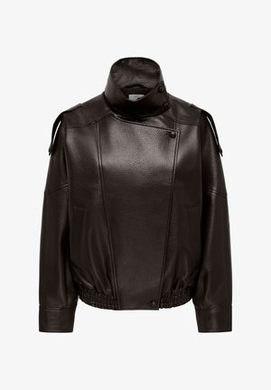 Chaqueta de cuero marrón oscuro con cuello alto, botones frontales asimétricos, cintura elástica y detalles en las correas de los hombros.