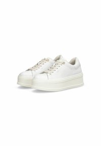 Baskets plateforme blanches en cuir lisse avec une semelle texturée, dotées d'un bout rond, d'un laçage et de subtils accents beiges.